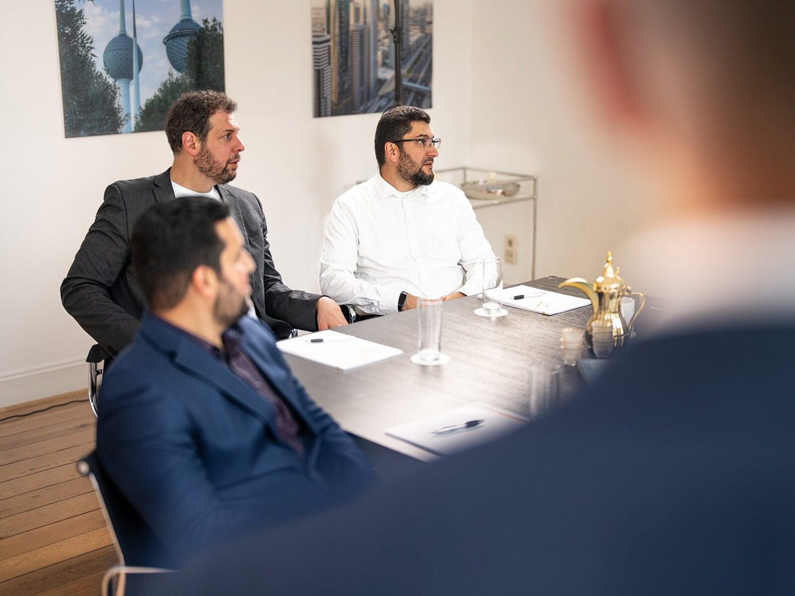 Besprechung mit Gästen im Büro von EL-ṮAMER in Bonn