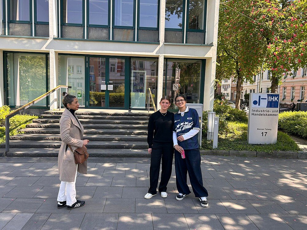 Teilnehmerinnen des Girls’Day vor der IHK Bonn/Rhein-Sieg